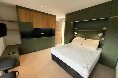 Un ou plusieurs lits dans un hébergement de l'établissement Studio équipé avec cuisine d été et piscine privée