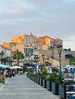 Vue générale sur Calvi ou vue de la ville depuis l'appartement