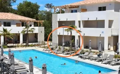 Piscine de l'établissement Petit havre de paix au bord de la mer ou située à proximité