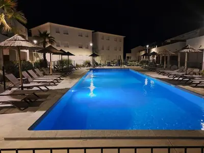 Piscine de l'établissement Petit havre de paix au bord de la mer ou située à proximité