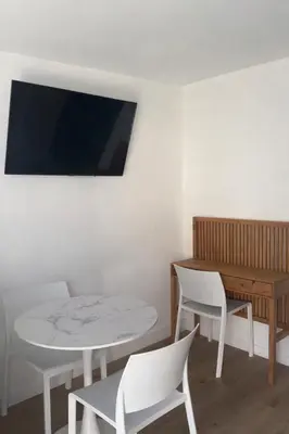 Télévision ou salle de divertissement dans l'établissement Studio climatisé avec terrasse privative