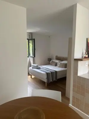 Un ou plusieurs lits dans un hébergement de l'établissement Studio climatisé avec terrasse privative