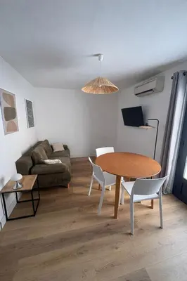 Télévision ou salle de divertissement dans l'établissement Appartement T2 climatisé avec terrasse privative