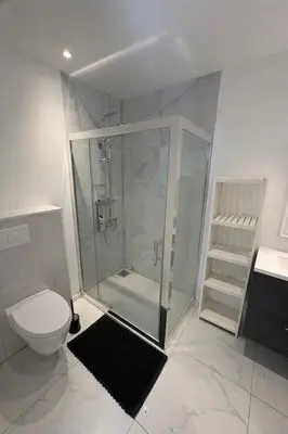 Salle de bains dans l'établissement Appartement T2 climatisé avec terrasse privative