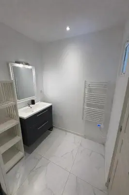 Salle de bains dans l'établissement Appartement T2 climatisé avec terrasse privative