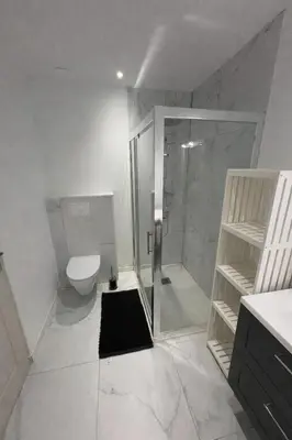 Salle de bains dans l'établissement Appartement T2 climatisé avec terrasse privative