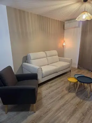 Coin salon dans l'établissement T2 proche de la mer