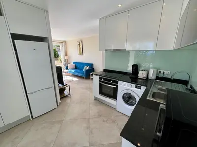 Cuisine ou kitchenette dans l'établissement Luminous 2 BR Apt - Panoramic Sea & Mountain View Terrace