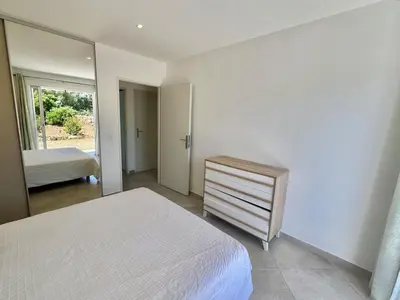 Un ou plusieurs lits dans un hébergement de l'établissement Luminous 2 BR Apt - Panoramic Sea & Mountain View Terrace