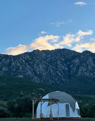 Vue générale sur la montagne ou vue sur la montagne depuis la tente de luxe