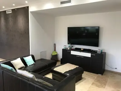 Télévision ou salle de divertissement dans l'établissement Villa proche de St Florent Corse