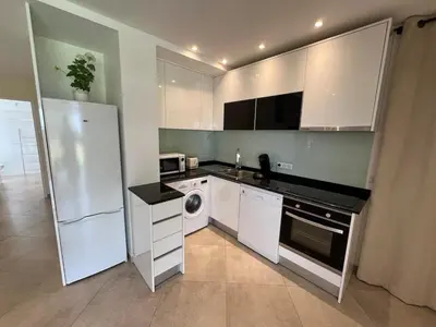 Cuisine ou kitchenette dans l'établissement Modern 2 BR Apt - Terrace, Pool Access & Mountain Views