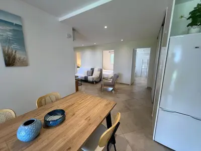 Coin salon dans l'établissement Modern 2 BR Apt - Terrace, Pool Access & Mountain Views