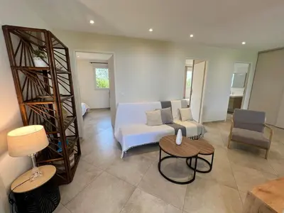 Coin salon dans l'établissement Modern 2 BR Apt - Terrace, Pool Access & Mountain Views