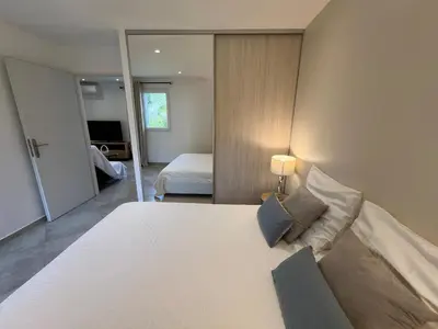 Un ou plusieurs lits dans un hébergement de l'établissement Modern 2 BR Apt - Terrace, Pool Access & Mountain Views