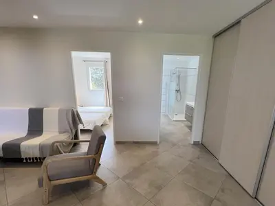 Coin salon dans l'établissement Modern 2 BR Apt - Terrace, Pool Access & Mountain Views