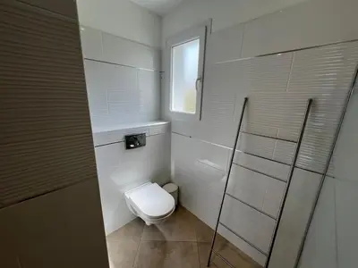 Salle de bains dans l'établissement Modern 2 BR Apt - Terrace, Pool Access & Mountain Views