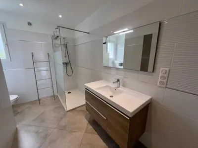 Salle de bains dans l'établissement Modern 2 BR Apt - Terrace, Pool Access & Mountain Views