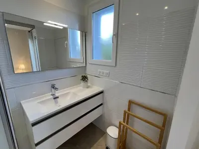 Salle de bains dans l'établissement Charming 1 BR Apt - Terrace with Garden View & Pool Access