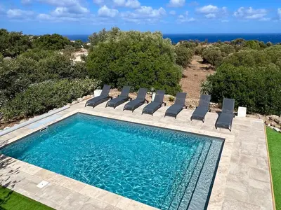 Piscine de l'établissement Charming 1 BR Apt - Terrace with Garden View & Pool Access ou située à proximité