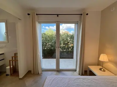 Un ou plusieurs lits dans un hébergement de l'établissement Charming 1 BR Apt - Terrace with Garden View & Pool Access