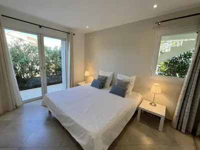 Un ou plusieurs lits dans un hébergement de l'établissement Charming 1 BR Apt - Terrace with Garden View & Pool Access