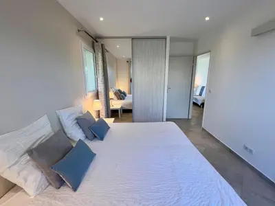 Un ou plusieurs lits dans un hébergement de l'établissement Charming 1 BR Apt - Terrace with Garden View & Pool Access