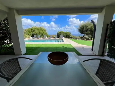 Piscine de l'établissement Charming 1 BR Apt - Terrace with Garden View & Pool Access ou située à proximité