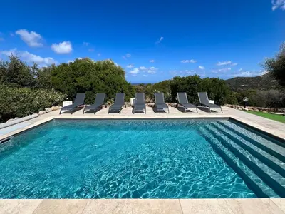 Piscine de l'établissement Charming 1 BR Apt - Terrace with Garden View & Pool Access ou située à proximité