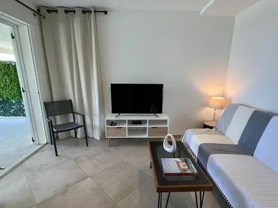 Télévision ou salle de divertissement dans l'établissement Charming 1 BR Apt - Terrace with Garden View & Pool Access