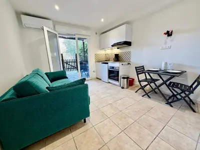Cuisine ou kitchenette dans l'établissement Studio neuf ensoleillé à Saint-Florent avec piscine