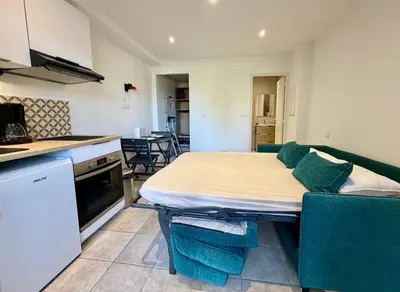 Cuisine ou kitchenette dans l'établissement Studio neuf ensoleillé à Saint-Florent avec piscine