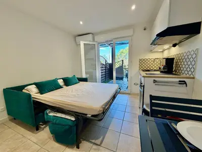 Cuisine ou kitchenette dans l'établissement Studio neuf ensoleillé à Saint-Florent avec piscine