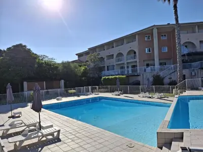 Piscine de l'établissement Studio neuf ensoleillé à Saint-Florent avec piscine ou située à proximité