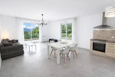 Coin salon dans l'établissement Grand F2 avec terrasse spacieuse, Centre Corte