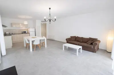 Cuisine ou kitchenette dans l'établissement Grand F2 avec terrasse spacieuse, Centre Corte