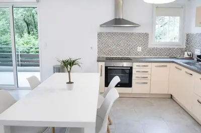 Cuisine ou kitchenette dans l'établissement Grand F2 avec terrasse spacieuse, Centre Corte