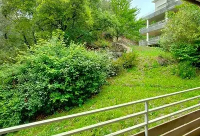 Jardin de l'établissement Grand F2 avec terrasse spacieuse, Centre Corte