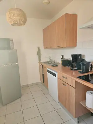 Cuisine ou kitchenette dans l'établissement Grand T2 A DEUX PAS DE LA PLAGE LOZARI