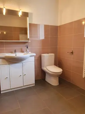 Salle de bains dans l'établissement maison être mer et montagne