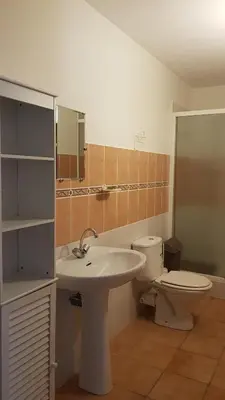 Salle de bains dans l'établissement domaine d alistro avec grande piscine