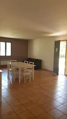 Coin salon dans l'établissement domaine d alistro avec grande piscine