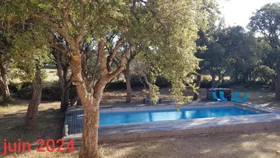 Piscine de l'établissement domaine d alistro avec grande piscine ou située à proximité