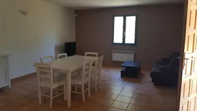 Coin salon dans l'établissement domaine d alistro avec grande piscine
