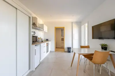 Cuisine ou kitchenette dans l'établissement Studio neuf , vue mer et montagne