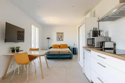Cuisine ou kitchenette dans l'établissement Studio neuf , vue mer et montagne