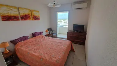 Un ou plusieurs lits dans un hébergement de l'établissement Résidence port Calvi- Apartment T3 sea view