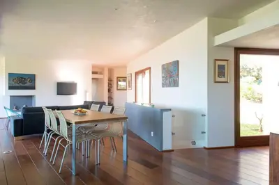 Télévision ou salle de divertissement dans l'établissement villa d'exception avec piscine