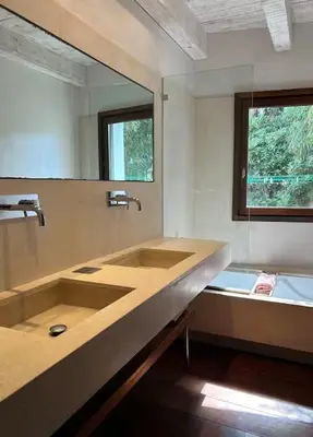 Salle de bains dans l'établissement villa d'exception avec piscine