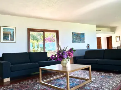 Coin salon dans l'établissement villa d'exception avec piscine